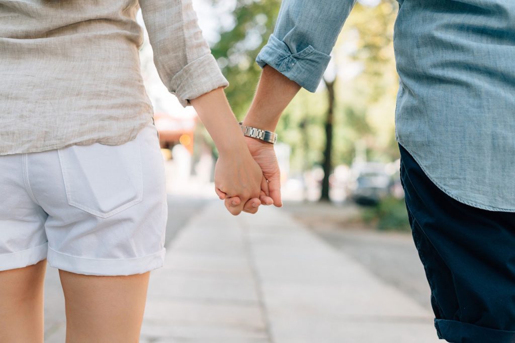 couple_holding_hands_walking