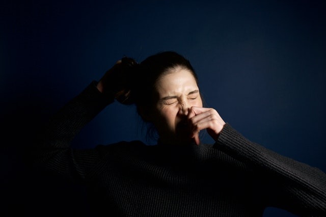 allergy_sneezing_female_holding_nose